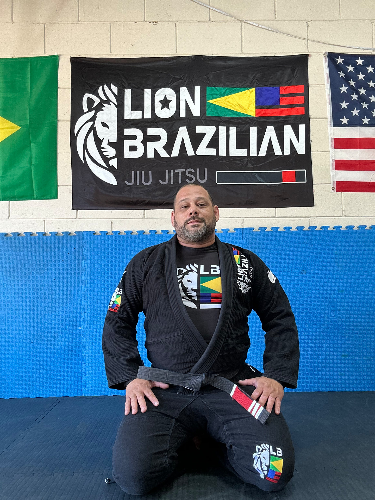 Léo Silva, Head Coach da Lion Brazilian Jiu-Jitsu Braga, sentado no tatame