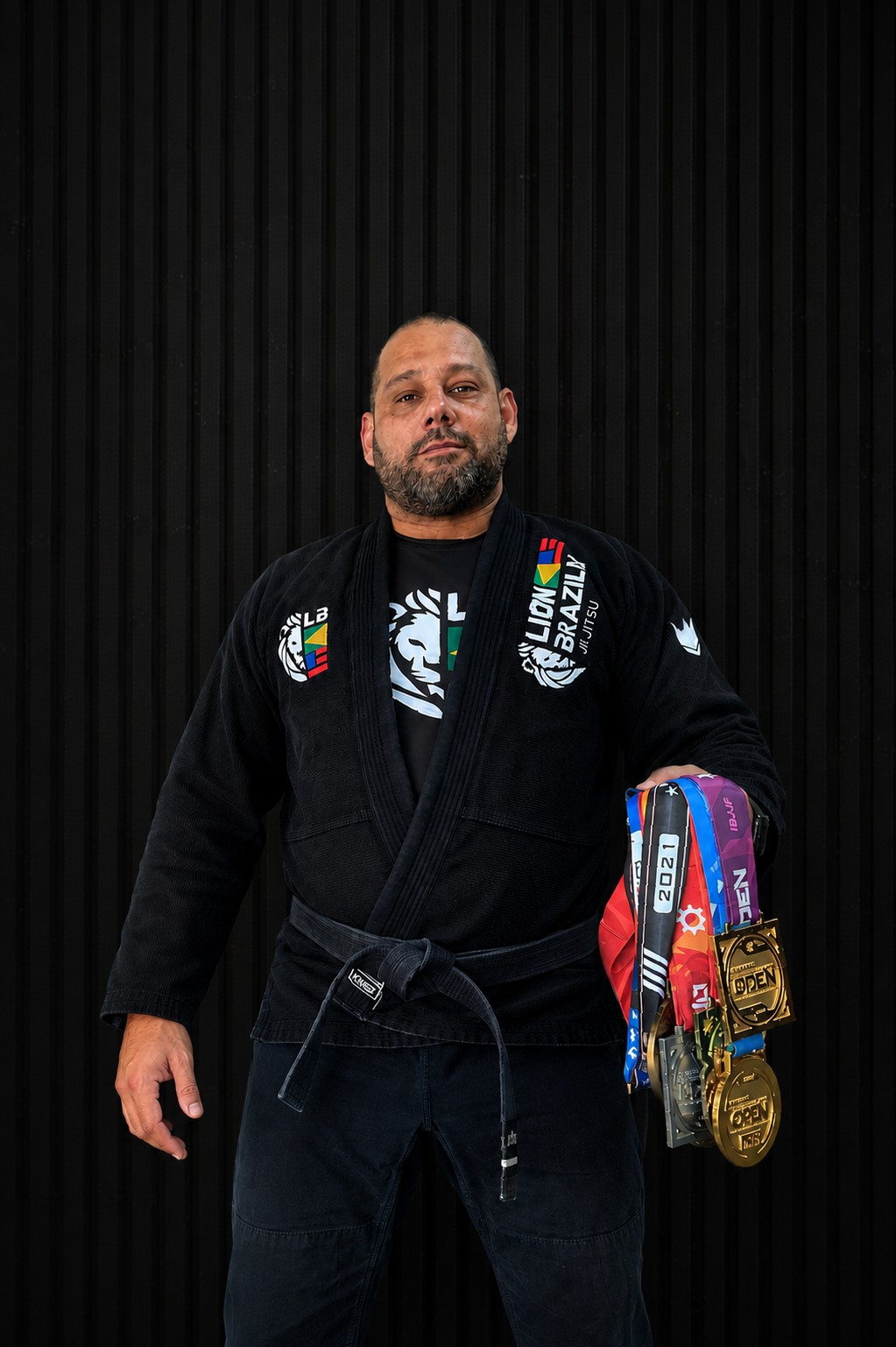 Léo Silva, faixa-preta e Head Coach da Lion Brazilian Jiu-Jitsu Braga, com medalhas de competição